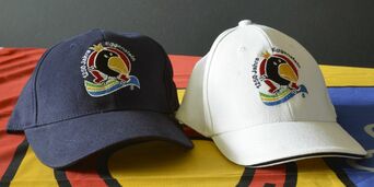 Schildkappen in blau für Erwachsene 5 € und in weiß für kleinere Köpfe 4 €, Foto: Ralf Schreck