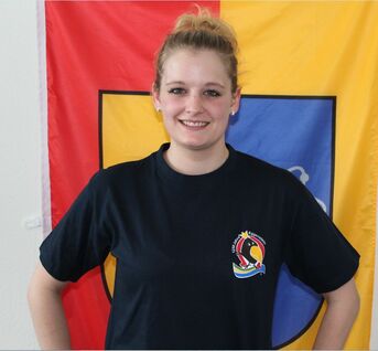 T-Shirts in blau für Größere und weiß für Kleinere, ab Größe S 9,90 €, darunter 7,90 €. 