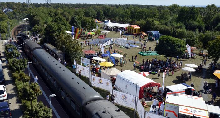 Überblick über den Bürgerpark, vorne Animation zur Bewegung, hinten Kreativbereich, Tiere und Boule-Spielen, Foto: Film-AG Ralf Schreck mit Unterstützung der Feuerwehr