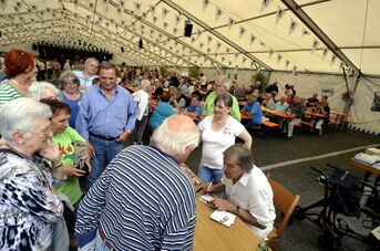 Bata Illic gibt gerne Autogramme