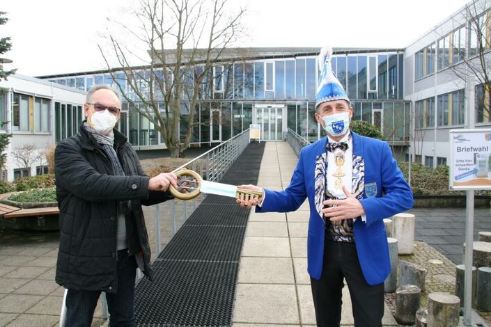 Schlüssel-Rückgabe am Aschermittwoch, selbst der Schlüssel trägt Maske