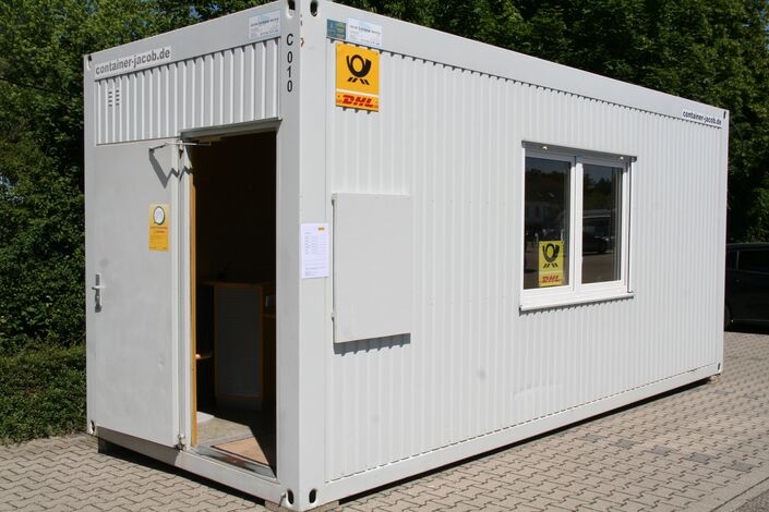 Post-Container auf dem Edeka Parkplatz