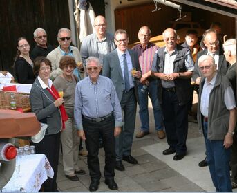 Die Helfer- und Unterstützerschar im Hof des Heimathauses am 14.9.15 bei der Übergabe, der von der Kulturstiftung der Sparkasse geförderten, historisch bedeutsamen Exponate.