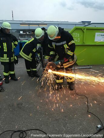 Beim Arbeiten mit dem Trennschleifer