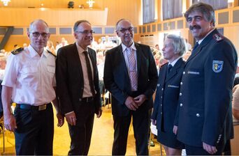 Bezirksbrandmeister Link, Erster Landesbeamter Bühler, Bürgermeister Stober, stellvertretende Verbandsvorsitzende des Kreisfeuerwehrverbands Landkreis Karlsruhe Meinzer und Willy Nees