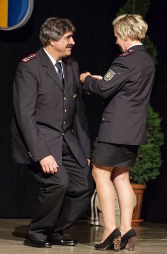 DIe stellvertretenden Verbandsvorsitzende des Kreisfeuerwehrverbands Landkreis Karlsruhe überbringt die ganz besondere Auszeichnung.