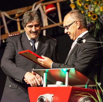 Bürgermeister Stober überreicht Willy Nees die Urkunde zum Ehrenkommandant