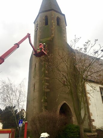 Lose Teile an der ev. Kirche Eggenstein