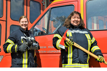 Zwei Feuerwehrfrauen