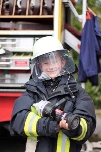 Kind mit Feuerwehrkleidung