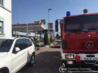 Person unter Fahrzeug