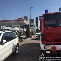 Person unter Fahrzeug