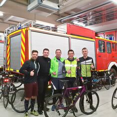 Radsportlerinnen und -sportler bei der Feuerwehr! 