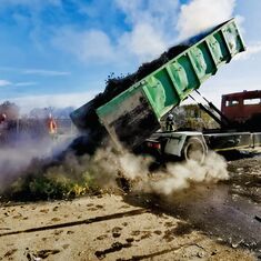 Schwelbrand eines Grünschnittcontainers in Dettenheim