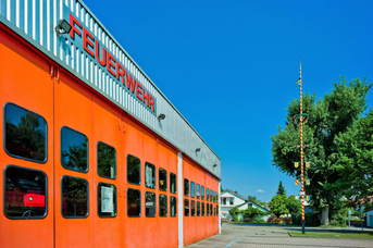 Schriftzug und Fahrzeughalle 