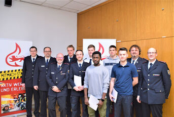 Gruppenbild mit den neu aufgenommenen und beförderten Mitglieder der Einsatzabteilung