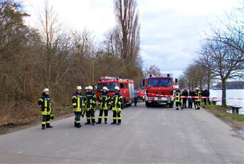 Einsatzkräfte von Feuerwehr, DLRG und Rettungsdienst
