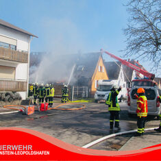 Carportbrand greift auf Wohngebäude über