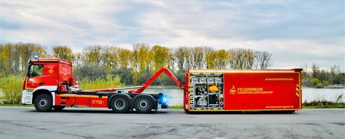 Das Trägerfahrzeug mit hydraulischer Wechselladereinrichtung (230.000 €) und der Abrollbehälter Wasserförderung (325.000 €) wurden letztes Jahr beschafft, Foto Robert Redinger Feuerwehr