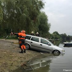Versunkener PKW im Alten Hafen in Leopoldshafen