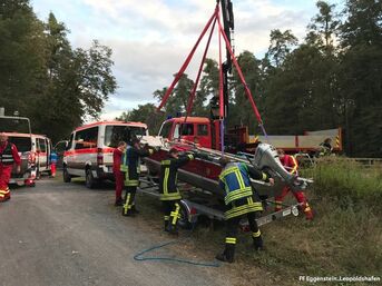 Die Feuerwehr unterstützt beim Einsetzten der Boote