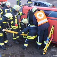 Feuerwehr und DRK üben gemeinsam die Versorgung und Befreiung von verletzten Personen aus einem verunfallten Fahrzeug!