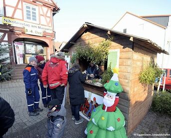 JF beim Plätzchenverkauf