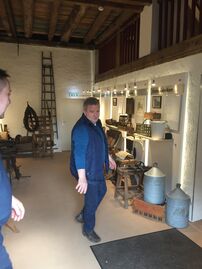 Manfred Stern bei den Erläuterungen zu den ehemaligen Berufen in Eggenstein