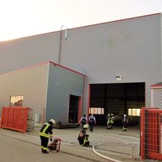 PKW -  Brand in einer Montagehalle in der Siemensstraße in Eggenstein
