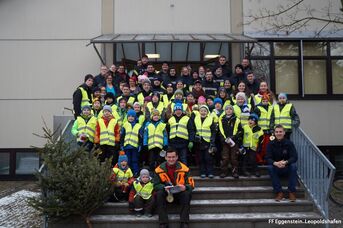 Alle Christbaumsammler vor dem Feuerwehrhaus