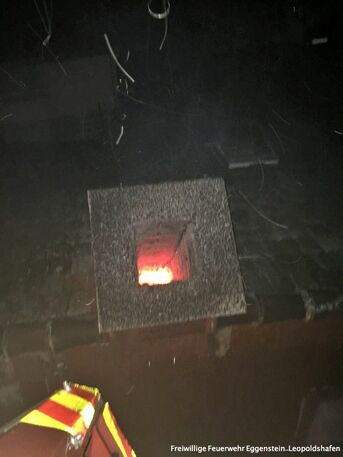 Blick in den brennenden Kamin