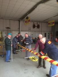 Altersmannschaft bei den Vorbereitungen zum Maibaum stellen