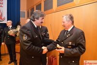 Hans Heyl erhält den goldenen Piepser von Kdt. Willi Nees