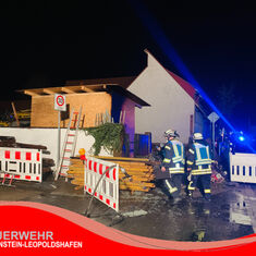 Überlandhilfe bei Kaminbrand in Karlsruhe und brennende Baustellen-Toilette in der Leopoldstraße 