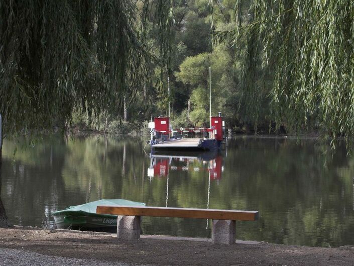 Museumsfähre im Alten Hafen von Leopoldshafen