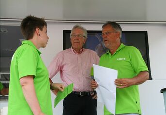 Physiker Dr. Peter Bley mit den SWR4-Moderatoren Winni Bartsch und Rebekka Plies beim Interview der Liveübertragung aus Leopoldshafen am 19.8.2016. 