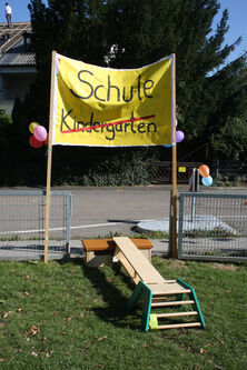 Über die Planke verlassen die Kinder den Kindergarten