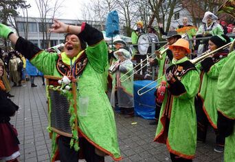 Sturmwarnung bis zur Orkanstärke hat den Faschingsumzug in 2016 im wahrsten Sinne des Wortes "abgeblasen" - sehr zum Leidwesen aller Närrischen und vor allem des Organisationskomitees. Die ganze Arbeit umsonst, von den Kosten ganz zu schweigen. Trost: Party gab es dennoch, auch wenns stürmt & schneit, die Narren sind bereit. Foto: Rolf Stern, Komitee