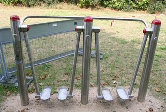 Generationenpark: Sportgerät trainiert Bein- und Hüftmuskulatur sowie den Gleichgewichtssinn und stärkt das Herz-Kreislaufsystem