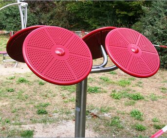 Generationenpark: Sportgerät trainiert Schultermuskulatur, fördert Durchblutung der Hände und stärkt das Herz-Kreislaufsystem