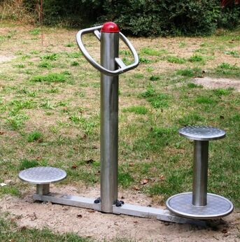Generationenpark: Sportgerät mit drehbaren Scheiben, im Stehen und Sitzen, es trainiert Bauchmuskulatur und stärkt das Herz-Kreislaufsystem