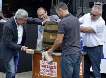 Dorffeschd Fassanstich mit Rudi Sauer in Vertretung für den Bürgermeister, daneben Roland Fritz, stellvertretender Vorsitzender des Ortskartells. Foto von Ralf Schreck