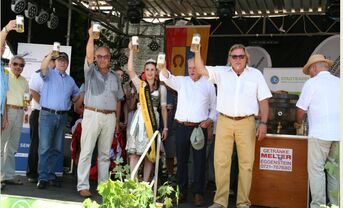 Fassanstich durch die 1. Bierkönigin von Baden-Württemberg beim Straßenfest 2019