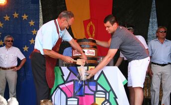 Fassanstich Bürgermeister Stober beim Straßenfest 2017