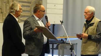 Bürgermeister Stober dankt Filmemacher Martin für sein jahrzehntelanges Wirken im Rahmen der Filmvorführung der Agendagruppe Ortsgeschichte, Foto Annemarie Martin.