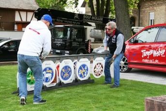 Die Zunft- und Vereinsschilder des Vereins- und Gewerbebaums sind schwer