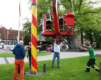 Alle helfen zusammen beim Abdekorieren des Vereins- und Gewerbebaumes