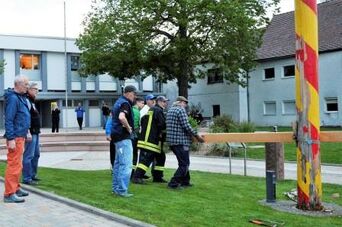 Alles Probieren, Drücken, Ziehen half nichts. Der Vereins- und Gewerbebaum saß fest in seiner Bodenhülse wie einbetoniert. Foto Ralf Schreck