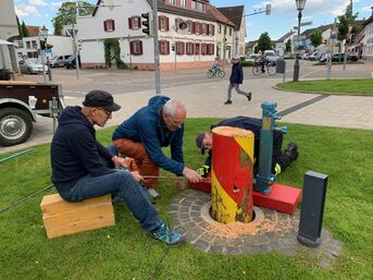 Foto B. Techert, Löcher bohren zum Ansetzen der vier Hydraulikpressen, zwei waren zu wenig, da hat sich der Stumpf verkeilt.
