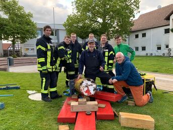 Foto B. Techert, geschafft, die Feuerwehr konnte mit vier Hydraulikpressen den Stumpf entfernen.